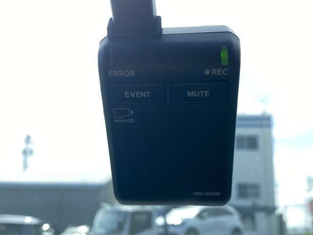 今や必需品となったドライブレコーダーも装着されています。運転中の記録を録画してくれます、万が一の時にドライブレコーダーがあれば安心です！