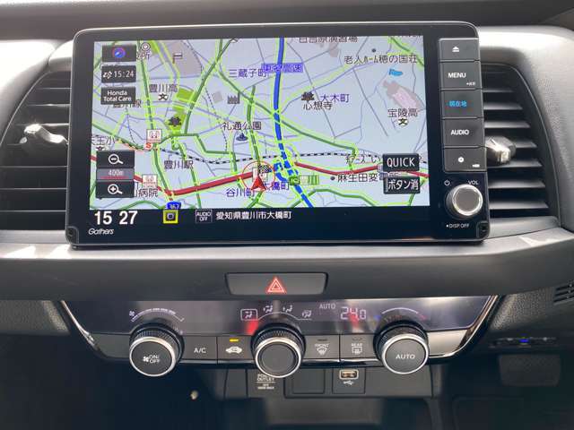 純正メモリーナビを装着しています。フルセグTVが楽しめ、USB・Bluetoothにも対応しています。もちろんリアカメラも使えます。インターナビで様々な情報を得ることもできます。