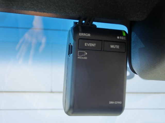車両前後にドライブレコーダー装着済み！万が一の事故やトラブル時にドライバーを守ってくれます。ドライブの思い出もバッチリ記憶します。