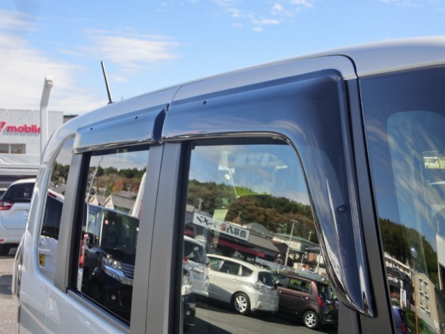 ドアバイザーも装着済みですので、雨の日も室内換気ができて快適です。