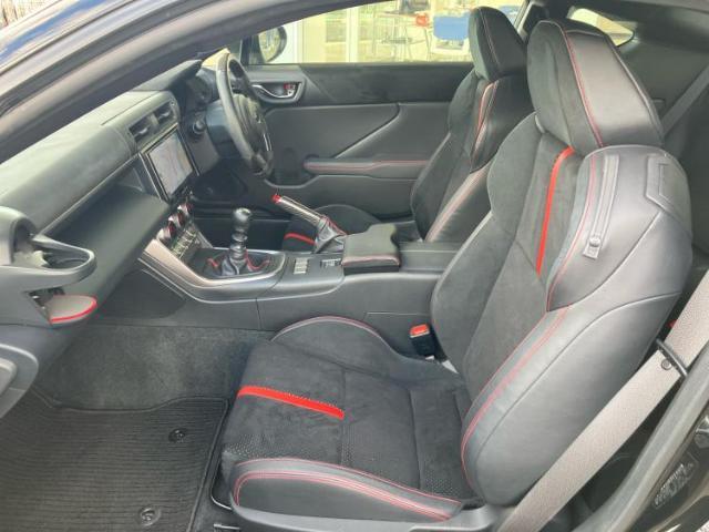 WECARSでは各商談席に大型モニターをご用意しております！見やすい大画面でゆったりと全国の在庫をご覧いただけます！是非ご来店お待ちしております！