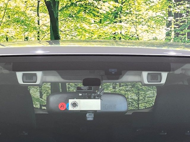 【アイサイトVer3】前方の車両等を検知し、衝突しそうな時は警報で注意を促し、ブレーキを踏む力をサポート。ブレーキを踏めなかった場合は衝突被害軽減ブレーキが作動、衝突回避をサポートします。