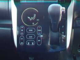 便利で快適なタッチパネル式オートエアコン装備です。