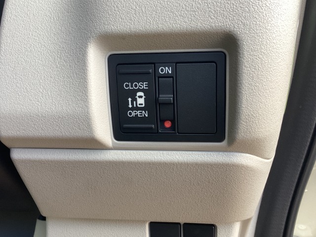 電動スライドドア装備！運転席よりボタン一つで開閉可能でございます。