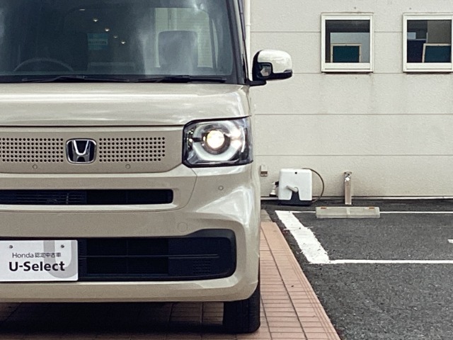 広く、遠くまで照らし、夜間、雨天時の安心感を向上させてくれるLEDヘッドライト。