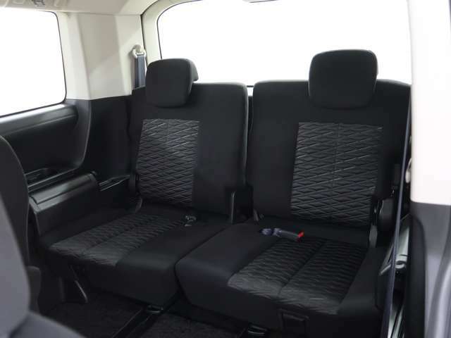 サードシートはゆったりした3人掛けシートを装備しています。