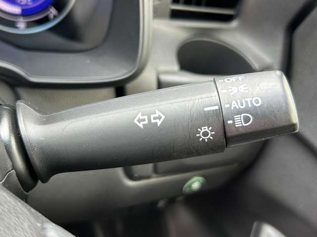 「オートライト」　暗くなると自動でライトが点灯し、安全運転を手助け！
