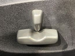 【パワーシート】スイッチ一つで簡単にシートの微調整が可能！電動だから力もいりません！快適なシートポジションにセットして、快適なドライブをお楽しみください。