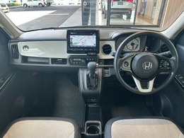 当社の中古車は、フロアマット付きで販売しておりません。予めご了承下さい。中古車という特性上匂いや見栄えなどの状態が左右される為です。純正マット、車種専用社外品マットをご購入いただけます。