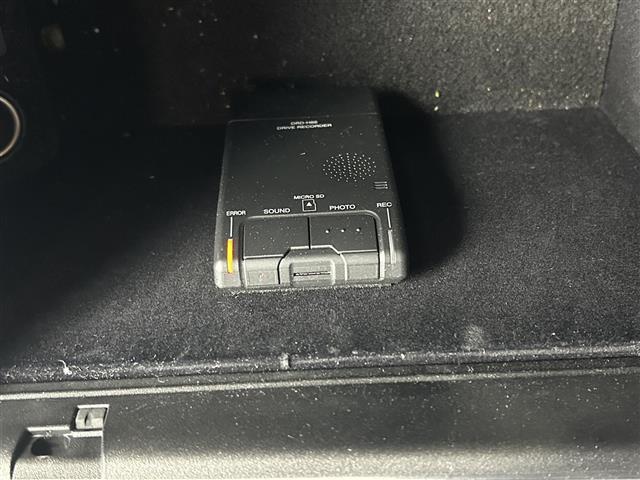 【ドライブレコーダー】映像・音声などの運転中の記録を残します。事故などを起こした起こされた時の証拠になりえますので、もしも時でも安心ですね。