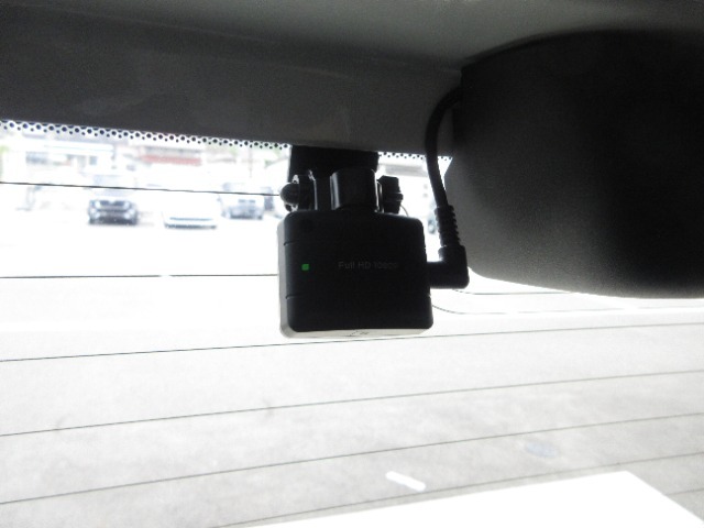 後方にもドライブレコーダーのカメラが付いています。前後両方でお車の周りを監視・記録致します。