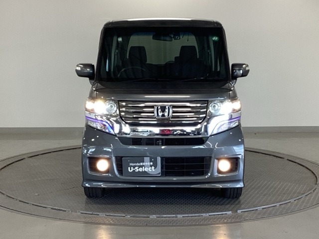 ディスチャージヘッドライト【HID】を装備していますのでとても明るく、夜間の走行や雨の日も安全・安心です。