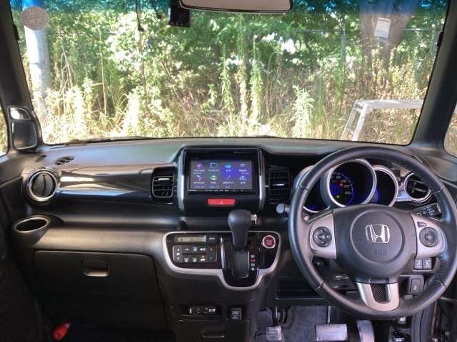 フロントガラスが大きく、ワイドな視界で運転もしやすくなるように、設計されています。
