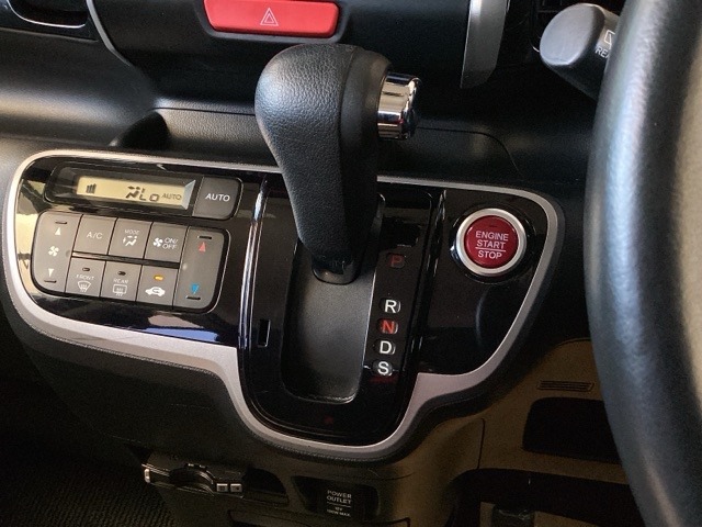 スマートキーシステム搭載ですので、ハンドル横のスイッチを押せば、エンジンスタート！
