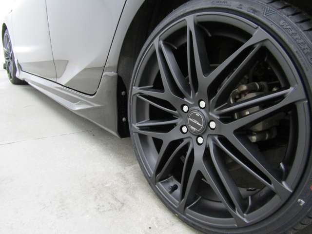 スマートキー・新品フルエアロ・新品19インチAW・新品タイヤ・LEDヘッドライト・LEDフォグランプ・LEDテールランプ付でエクステリアもドレスアップ済！キマってます！！