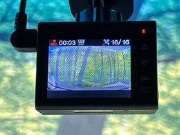 【ドライブレコーダー】安心・安全なカーライフに必須のドライブレコーダーを装備！走行中はもちろん、あおり運転や事故に遭遇した際の状況も映像で記録し、万一のリスクに備えます。