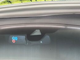 【ホンダセンシング】走行中に前方の車両等を認識し、衝突しそうな時は警報とブレーキで衝突回避と被害軽減をアシスト。より安全にドライブをお楽しみいただけます。