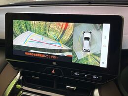 【パノラミックビューモニター】専用のカメラにより、上から見下ろしたような視点で360度クルマの周囲を確認することができます☆死角部分も確認しやすく、狭い場所での切り返しや駐車もスムーズに行えます。