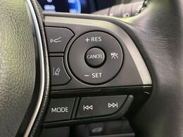 【レーダークルーズコントロール】高速道路での長距離走行が楽に！！自動で速度を保つクルーズコントロールが、衝突軽減システムと連携し、前方の車両を感知して車間を保つように速度調節してくれます！！