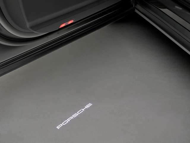 Porscheロゴのドアカーテシライトを43,000円のオプションを採用しています。