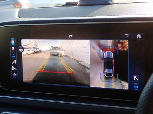 【360°カメラシステム】4つのカメラにより、車両周囲を俯瞰で確認することができます。カメラの呼び起しは手動でも可能ですので、狭い道でも安心してお乗りいただけます。