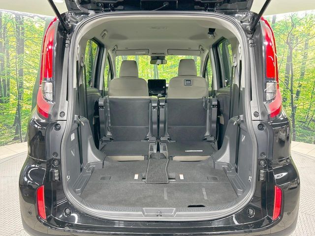 普段のお買い物や通勤、送迎等に十分な荷室スペースを確保しております。セカンドシートを倒すと、大きな荷物の積載も可能です♪