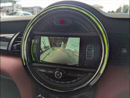 バックカメラ装備。後方確認に役立ち、楽々駐車やバックをしていただけます。