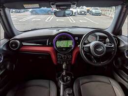 MINIならではのコックピット！！高級感があり、かつシンプルなデザインが飽きがこないとご好評いただいております。スイッチ一つ一つにも「こだわり」とセンスを感じます。