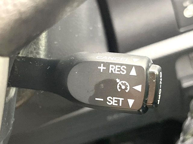 【クルーズコントロール】高速道路もラクラク走行。アクセルを離しても一定速度で走行ができ、長距離運転時の負担を軽減！加速・減速も簡単なスイッチ操作で調整できます。