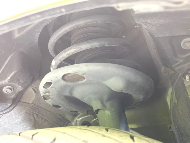 お車を安心してお乗りいただく為には、足回りの定期点検が欠かせません。サービスサポート（有償保証）では無料点検もご提供しており、安心のカーライフをお過ごしいただけるサポート体制が整っています。