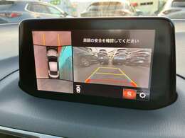 360度ビューカメラを搭載。4方の小型カメラの映像を処理し、車両真上からの映像に変換しています。