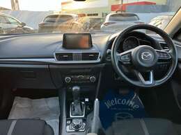 フロントピラーの位置を従来よりも後方にレイアウト。運転席からの視界の広がりを向上。車両の周囲の状況を、いち早く知ることで、安全に運行できます。