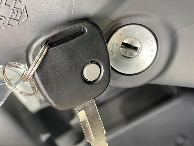 【キーレス】少し離れた場所からでもボタン一つでドアの開錠・施錠ができるのでとっても便利！ドアの鍵穴周りに傷をつけることもありません♪