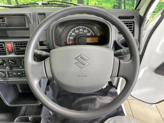 インテリアに合わせたデザインのステアリングは、運転される方のことも考え、運転しやすい形状、大きさです。是非一度、実際に触ってお確かめください。