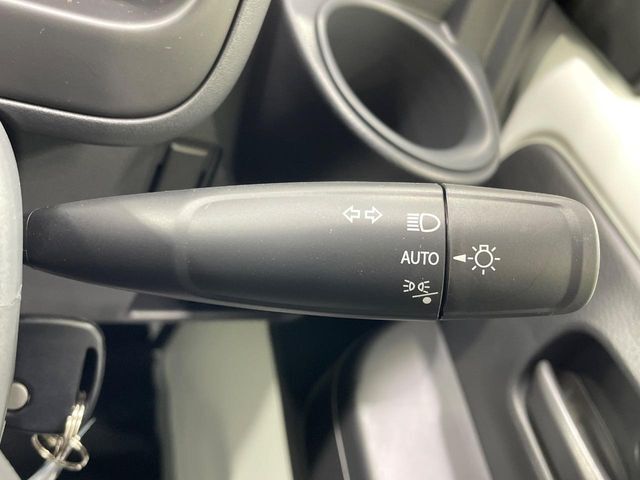 【オートライト】周りの明るさに応じて自動でヘッドライトの点灯・消灯ができる機能です！ライトの付け忘れ・消し忘れなどが無くなり、雨の日や夕方の走行も安心！トンネル通過時も便利ですね♪