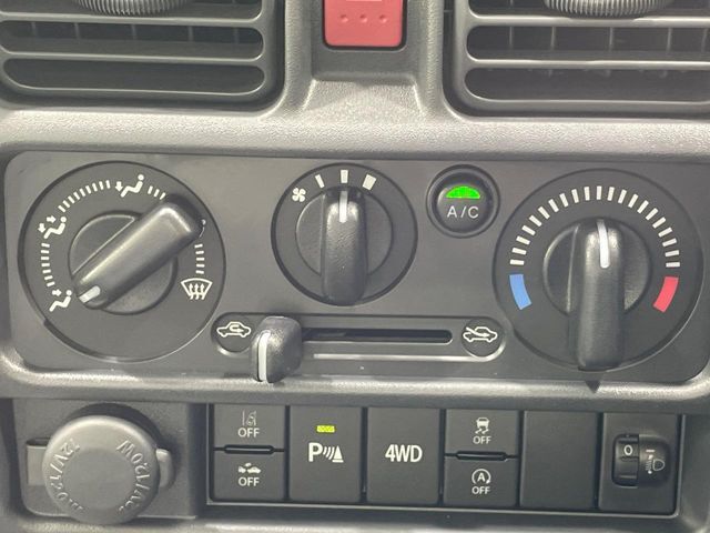 寒い冬も暑い夏も全席に快適な空調を届けてくれる、ダイヤル式エアコンを装備♪