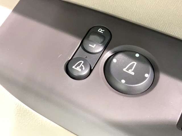 狭い駐車場で便利な電動格納ドアミラーが付いています。