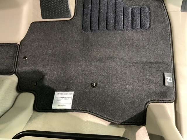 新品の純正フロアマット付きです。ドライブの際に気分良く乗って頂けます。