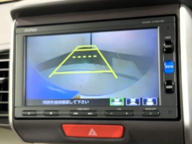 リバースギアに入れるだけで後方の表示へ切り替わります。夜間や雨の日の駐車も楽になりますよ。