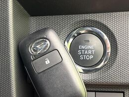 【キーフリーシステム】カバンやポケットに入れたままでもドアの施錠・解錠が可能なスマートキーを装備。エンジンのオン・オフ時もカギを取り出す必要が無いからとっても便利です♪