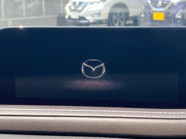 【8.8インチマツダコネクト】車内の雰囲気にマッチした大型のディスプレイ。スマホ接続でのナビ使用やBluetooth再生等、様々な機能が楽しめます。直感的なダイヤル操作が可能で、使い勝手も良好です。