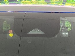 【インテリジェントエマージェンシーブレーキ】フロントカメラで前方の車両や歩行者を検知。衝突しそうな時は衝突被害軽減ブレーキが作動、衝突回避をサポート。より安全にドライブをお楽しみいただけます。