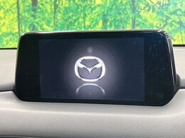 【マツダコネクトナビ】車内の雰囲気にマッチした一体型タイプのナビ。各種車輌設定やBluetooth再生等、様々な機能が楽しめます。直感的なダイヤル操作が可能で、使い勝手も良好です。