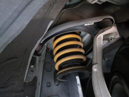 【モデリスタダウンサス】ローダウン済みのお車で、スタイリッシュな見た目となっております。車両の重心が下がる事で、走行時の安定性も向上します♪