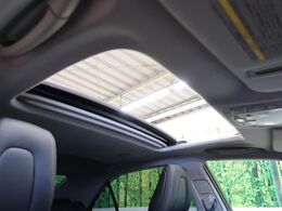 【ムーンルーフ】開放感たっぷりの希少装備、ムーンルーフが装着されています！車内に明かりを取り入れたり景色を楽しむ以外にも、車内の空気も簡単に換気できて快適です！