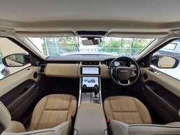 ランドローバー社の伝統の垂直にデザインされた内装は車が悪路で傾いているかぱっと見でも確認できる為の垂直にデザインされた内装になります。イギリス車ならではの落ち着いた雰囲気も好評です。