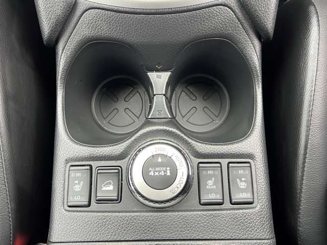 カップホルダーも便利です。シートヒーター、昼ディセントコントロール、ALL MODE4×4-i。