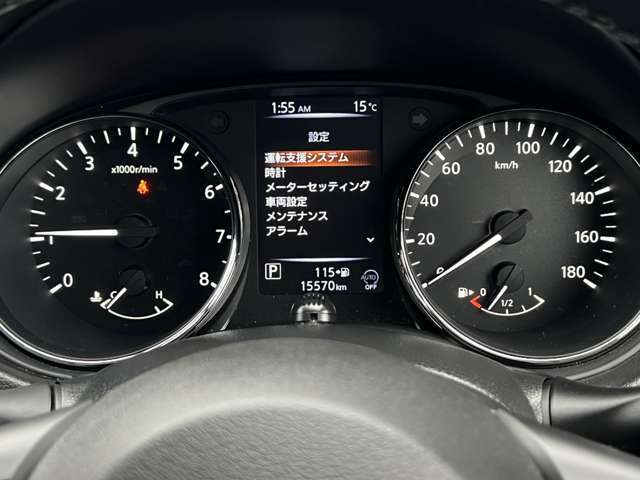 スピードメーター。メーター中央部にアドバンスドドライブアシストディスプレイがあり、ドライバーに必要な車両情報を表示してくれます。