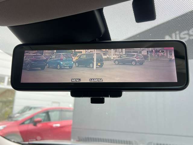 インテリジェントルームミラー。天候や後席状況に影響されずに後方視界をクリアに得られます。