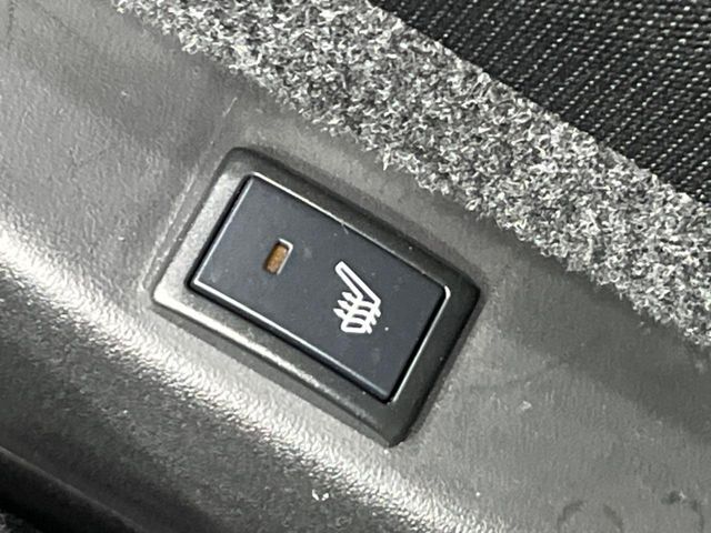 【シートヒーター】寒い日に重宝するシートヒーター！エアコンより早く温まってくれるので寒がりの人も安心ですね♪エアコンの温風は乾燥するから苦手、という方にもをおすすめです。